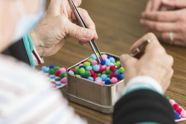 Imagen de noticia. Manos haciendo manualidades.
