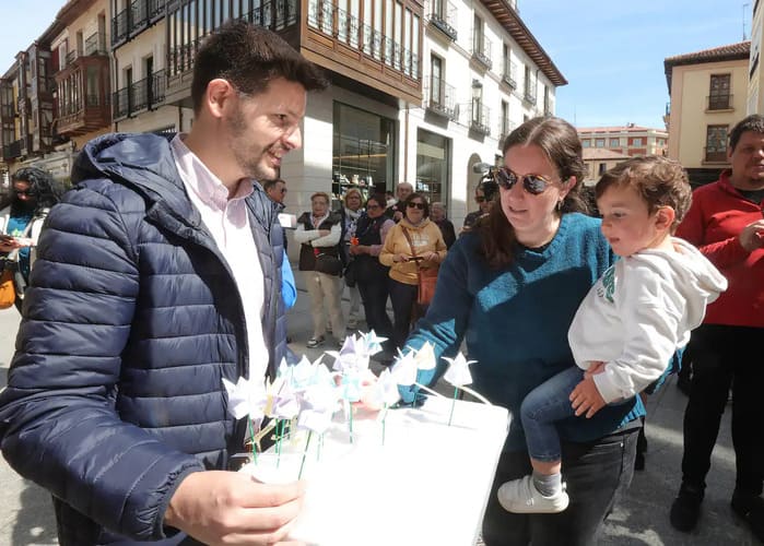 Imagen de noticia. Entregando un tulipán de papel.